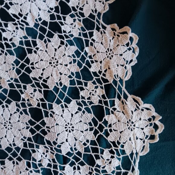 Vintage Hand Crochet Lace Tablecloth Floral Ivory Cotton Boho Farmhouse 70x60 in - Picture 6 of 6